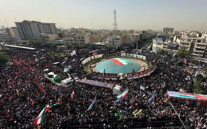 تشییع با شکوه پیکر ۶۰ شهید اقتدار ایران در میان سیل جمعیت مردم ولایت مدار تهران تشییع با شکوه پیکر ۶۰ شهید اقتدار ایران در میان سیل جمعیت مردم ولایت مدار تهران